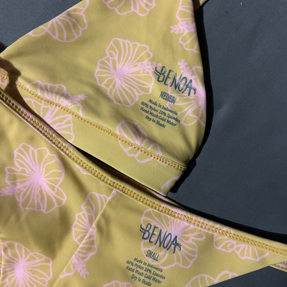 Benoa honey hibiscus - Picture 2 of 2